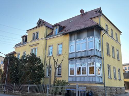 Hausansicht mit Wintergarten