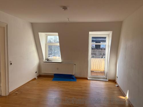 Wohnzimmer mit Balkon