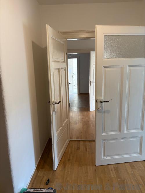 Flur mit angrenzenden Zimmern