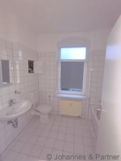 Bad mit Wanne und Fenster