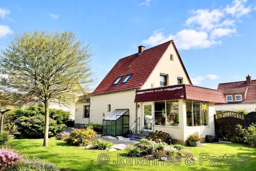 Hausansicht aus dem Garten (KI-bearbeitet)