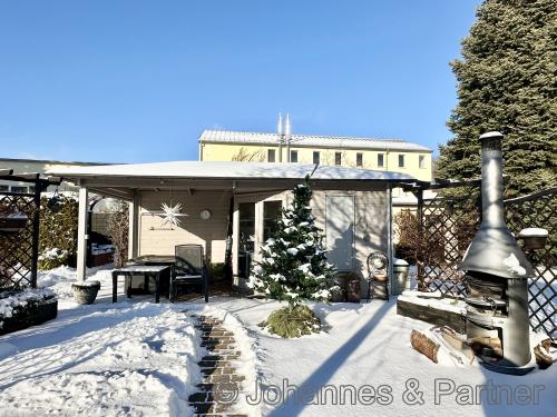 neuwertiges Gartenhaus mit Grillplatz