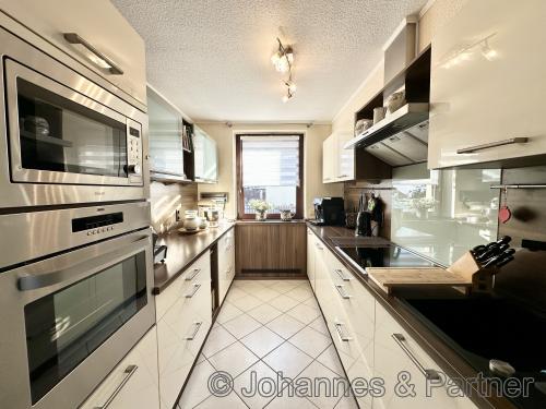 Küche mit hochwertiger Einbauküche