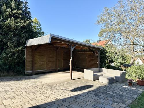 Carport auf dem Grundstück