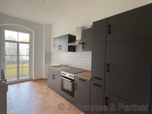 Küche mit Balkon und moderner Einbauküche