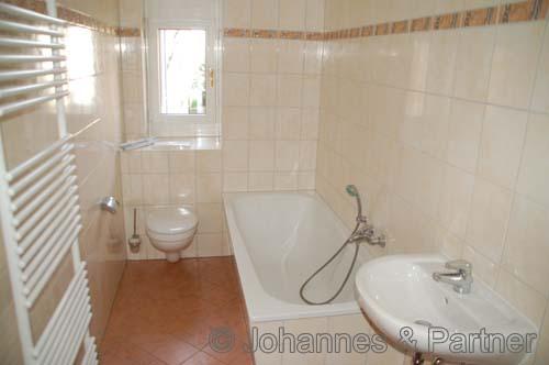 Bad mit Wanne und Fenster