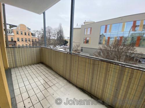 großer, sonniger Balkon