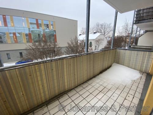 großer, sonniger Balkon