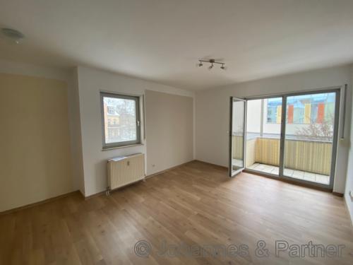 großes, helles Wohnzimmer mit Balkon  