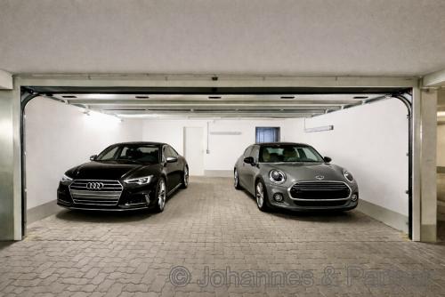 große Doppel-Garage mit Rolltor innerhalb der Tiefgarage