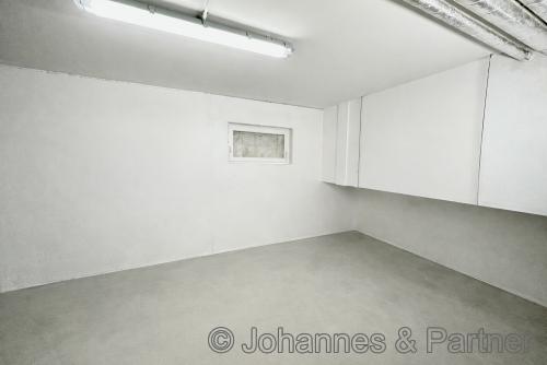 großer Kellerraum direkt an der Doppelgarage