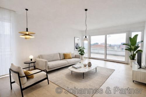 Wohnzimmer mit Zugang zur Dachterrasse