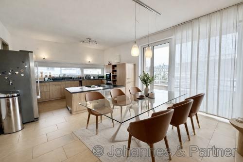 Küche mit hochwertiger Einbauküche und Essbereich