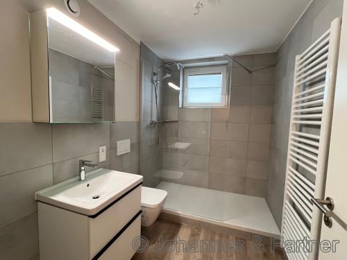 modernes, neues Bad mit Dusche (ähnlich)