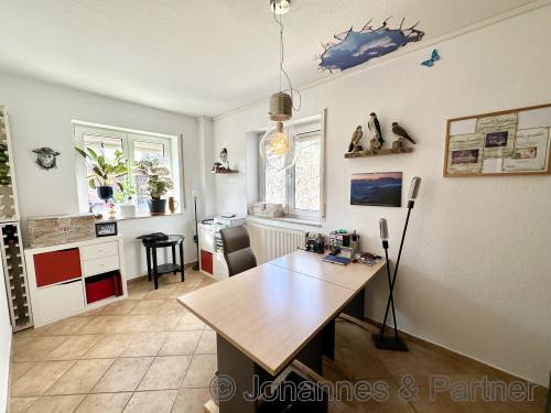 taghelles und ebenerdiges Zimmer im Gartengeschoss