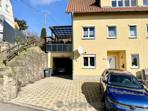 Garage und zwei weitere Stellplätze vor dem Haus