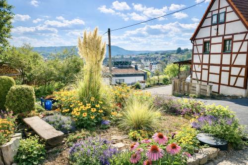 gepflegter Vorgarten und sehr schöner Blick