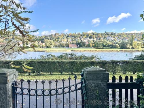 Blick vom Grundstück zur Elbe mit direktem Zugang zum Elberadweg