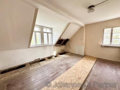exemplarisch ein Raum im Dachgeschoss
