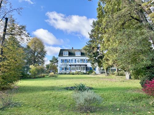 Hausansicht mit großem, parkähnlichen Garten