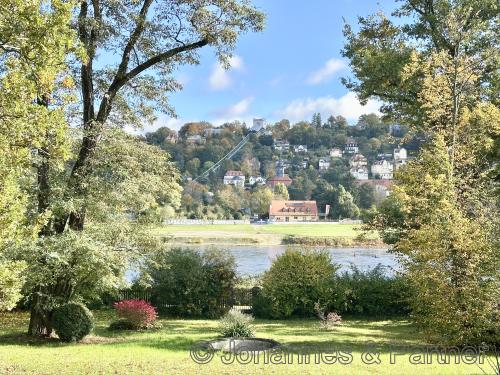 herrlicher Blick aus dem Haus und aus dem Garten zur Elbe und zum Elbhang