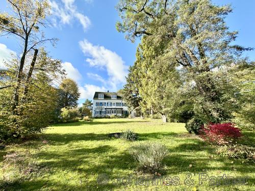 sehr weitläufiger Garten