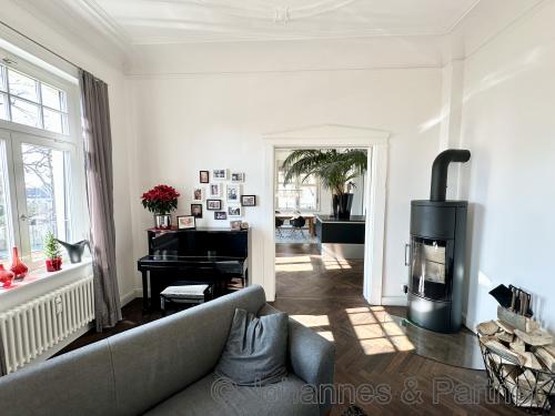 schöne Sichtachsen und Kamin in einem der Räume