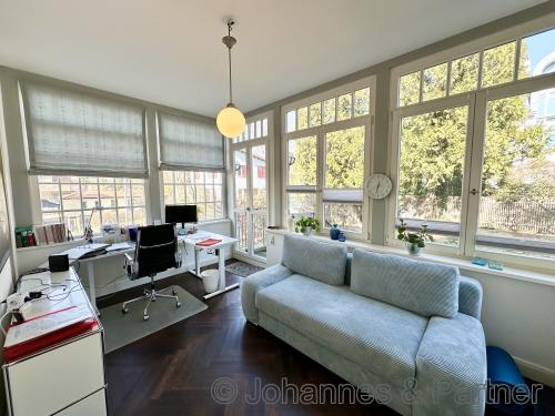 wintergartenähnliches Zimmer Richtung Garten mit Ausgang zum Garten