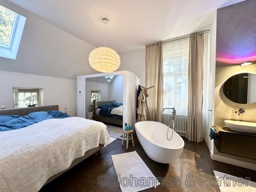 ein Zimmer mit integriertem Bad (kann getrennt werden)