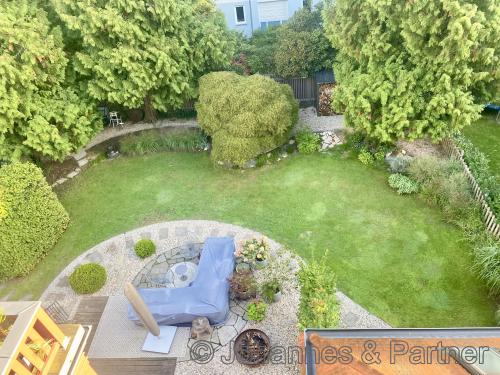 Blick in den eigenen Garten (ca. 300 m² Gartenanteil gehören zur Wohnung)