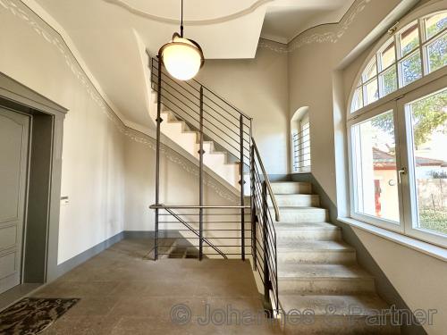 exklusives Treppenhaus mit südafrikanischem Sandstein