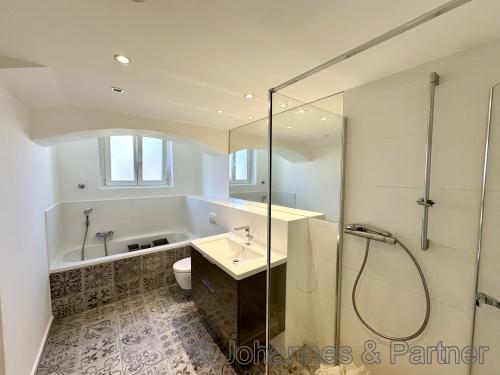 schönes Bad mit Fenster