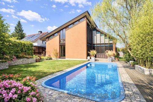 Hausansicht mit Pool