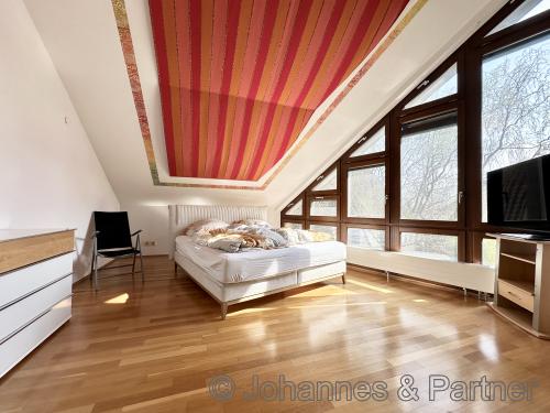 großes Schlafzimmer mit Ankleide und Galerie im Obergeschoss