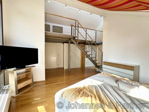 großes Schlafzimmer mit Ankleide und Galerie im Obergeschoss