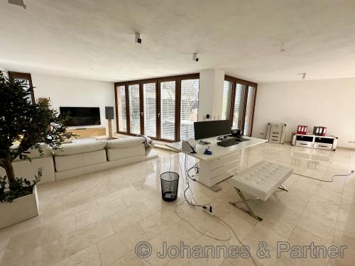 großes und sehr helles Wohnzimmer