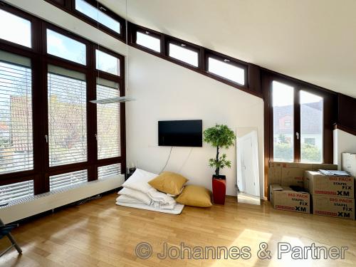 großes Zimmer im Obergeschoss