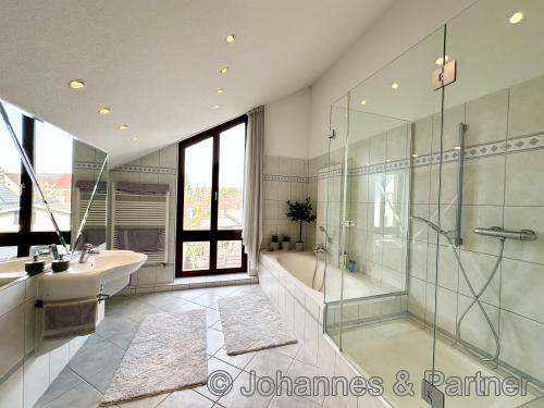 großes Bad im Obergeschoss