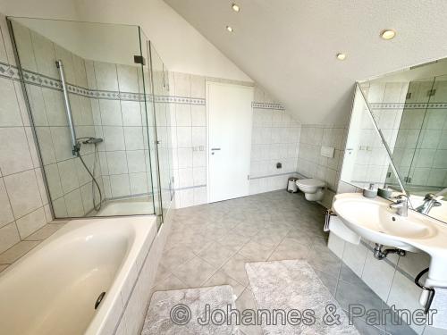 großes Bad im Obergeschoss