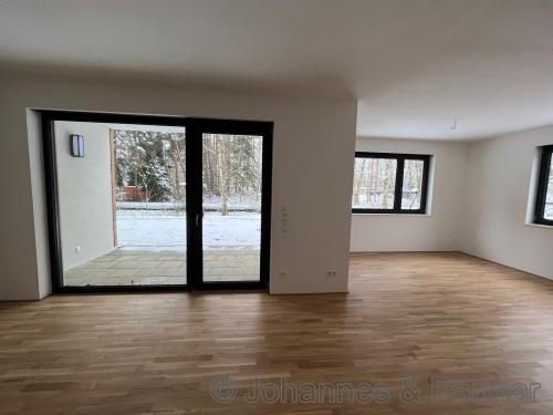 Wohnzimmer mit offener Küche