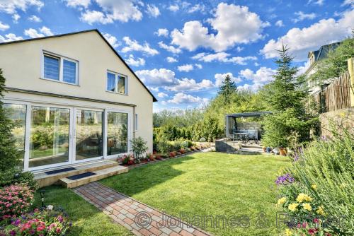 Hausansicht aus dem Garten