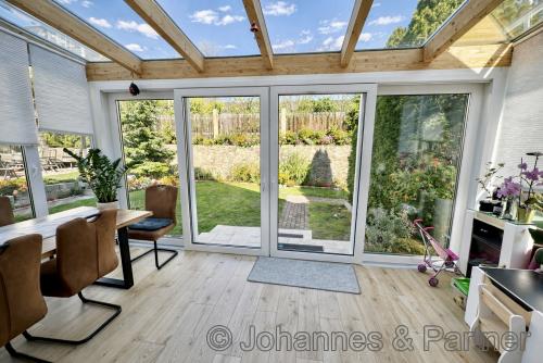 neu angebauter Wintergarten am Wohnzimmer Richtung Garten