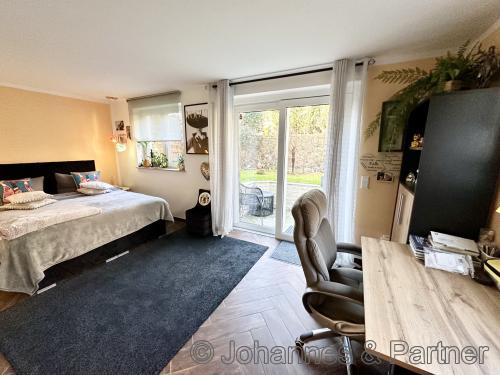 großes Zimmer im ebenerdigen Gartengeschoss