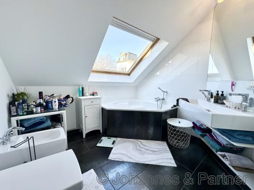 großes Bad im Dachgeschoss