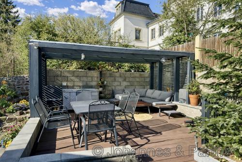 schöner Garten mit großer Terrasse