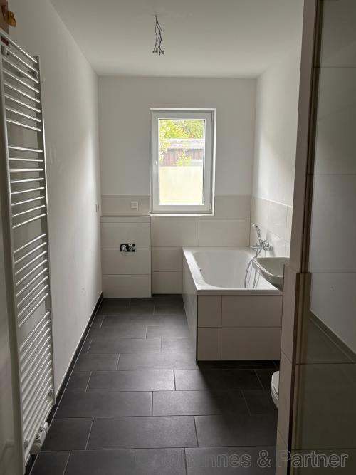 Bad mit Badewanne, Dusche und Fenster