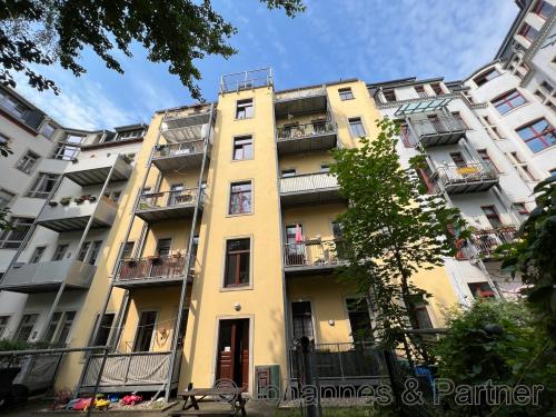 Hausansicht mit Balkon