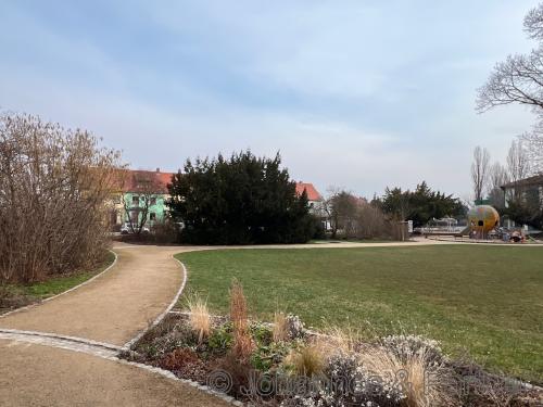 Parkanlage gegenüber