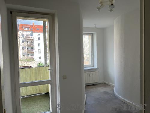 Küche mit Zugang zum Balkon