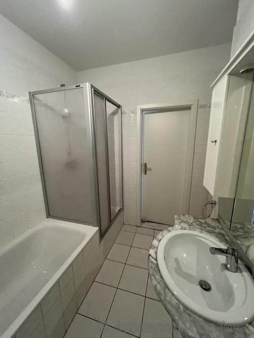 Bad mit Badewanne und Dusche